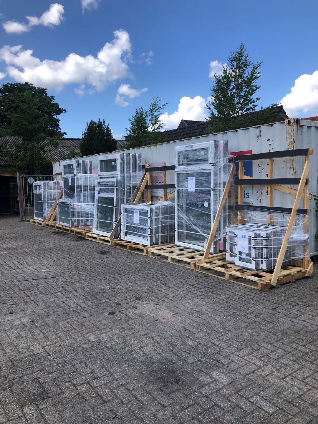 Aluplast kozijnen voor een bedrijfspand in Hoogeveen in Hoogeveen