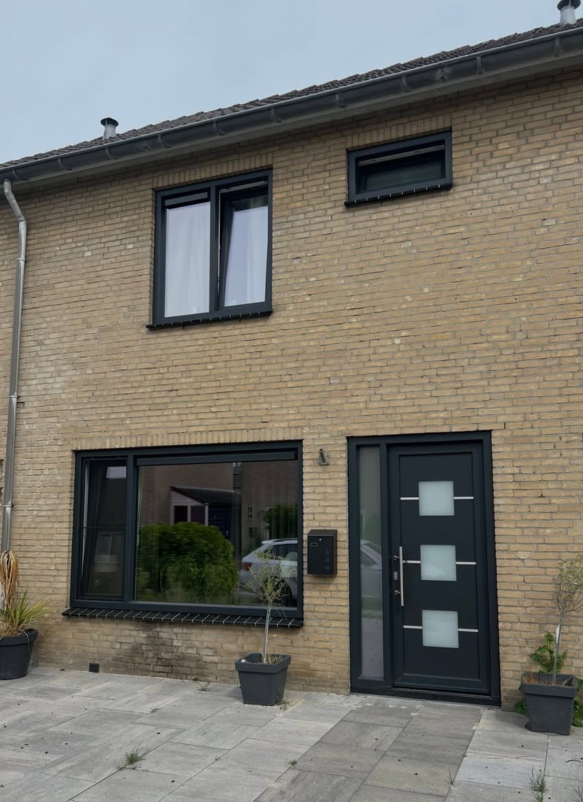 Donker grafiet kozijnen en voordeur in Stadskanaal in Stadskanaal