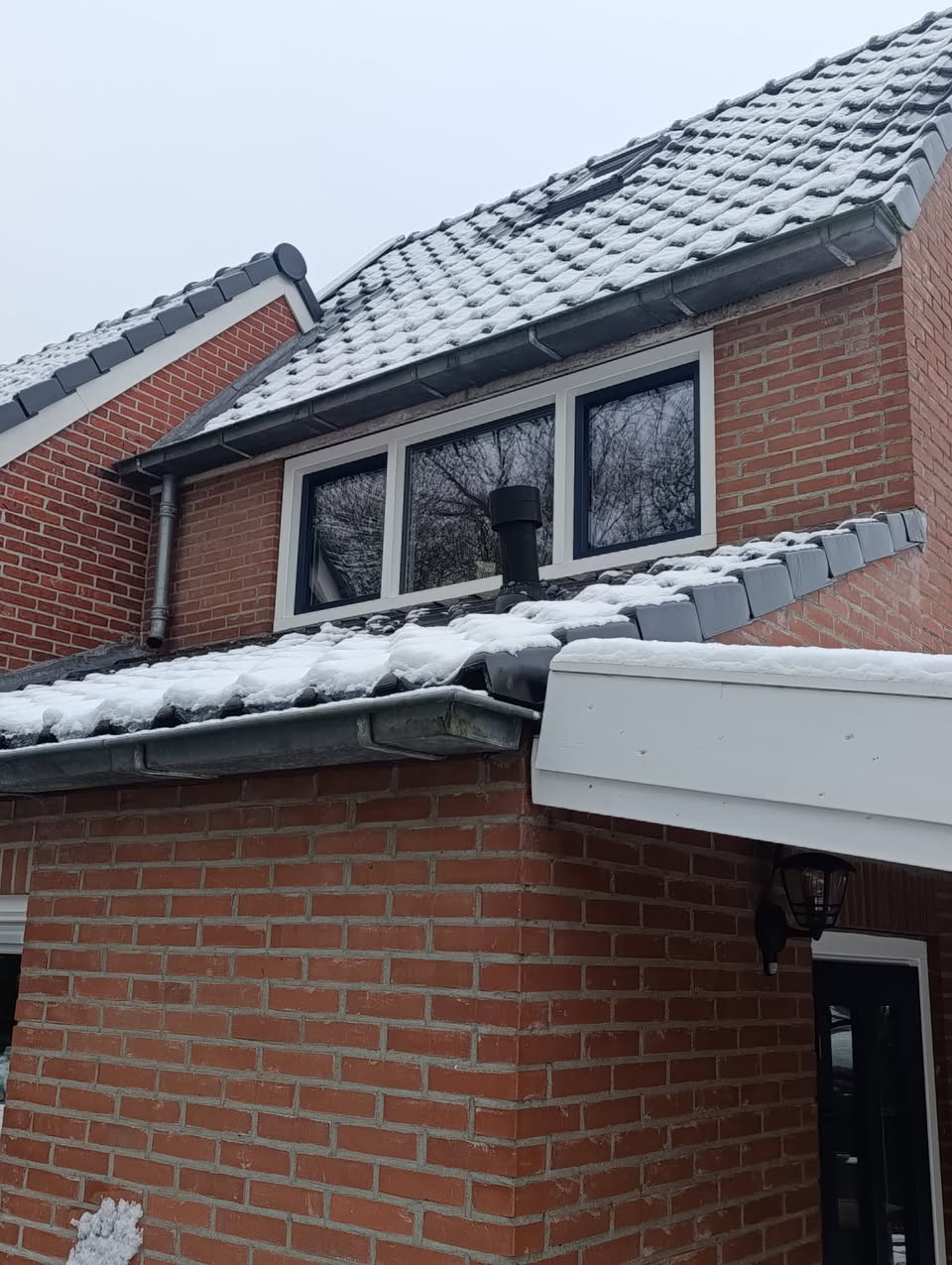 Vier staalblauwe kozijnen tijdens wintermontage in